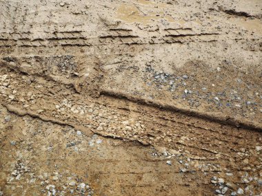 Kirli yol yüzeyinde tekerlek izi görünümü Kapat