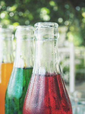 renkli içecekler açık havada şişe yakın çekim shot