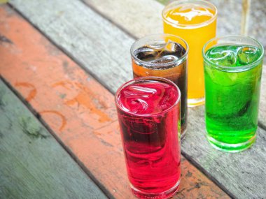 rustik ahşap masa üzerinde renkli içecekler bardak yakın çekim vurdu