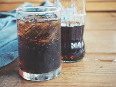 soda içecek buz küplerinde cam ve şişe ile yakın çekim vurdu