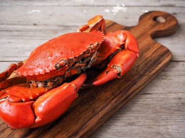 lezzetli kırmızı taze carb ahşap kesme tahtası üzerinde görmek 