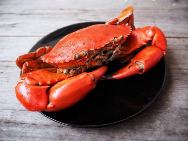 lezzetli taze yengeç ahşap masa üzerinde siyah plaka üzerinde görmek 