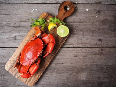 Taze yengeç baharatlar ile üstten görünüm üzerinde kesme tahtası ahşap tablo  