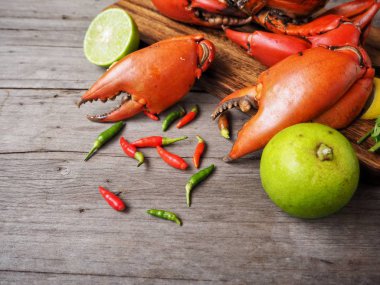 Kireç veya limon ahşap arka plan üzerinde ile servis haşlanmış yengeç pençeleri