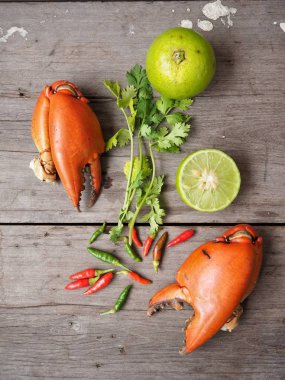 Kireç veya limon ahşap arka plan üzerinde ile servis haşlanmış yengeç pençeleri