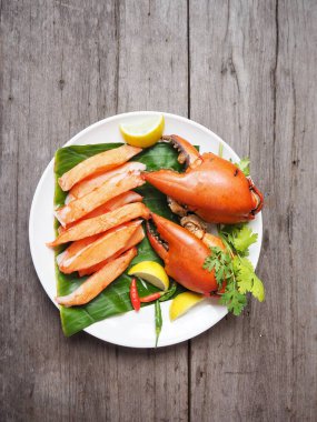 ahşap masa üzerinde tabakta yemek lezzetli yengeç sopa