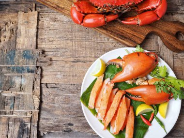 ahşap masa üzerinde tabakta yemek lezzetli yengeç sopa