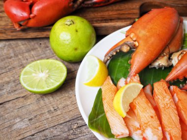 ahşap masa üzerinde tabakta yemek lezzetli yengeç sopa