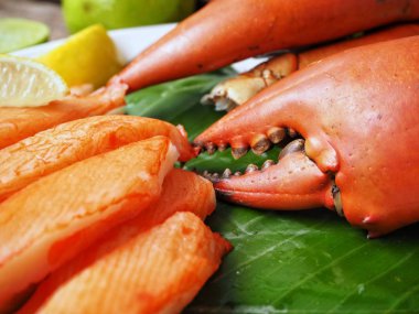 ahşap masa üzerinde tabakta yemek lezzetli yengeç sopa