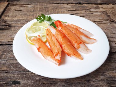 ahşap masa üzerinde tabakta yemek lezzetli yengeç sopa