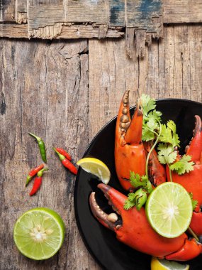 Kireç veya limon ahşap arka plan üzerinde ile servis haşlanmış yengeç pençeleri