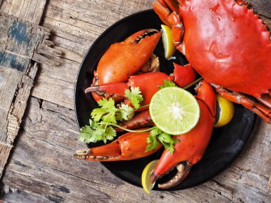 Kireç veya limon ahşap arka plan üzerinde ile servis haşlanmış yengeç pençeleri