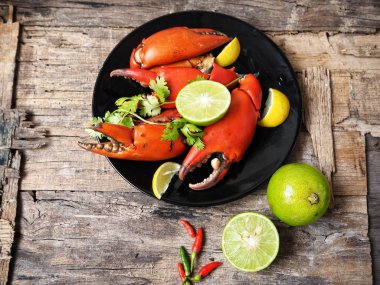 Kireç veya limon ahşap arka plan üzerinde ile servis haşlanmış yengeç pençeleri