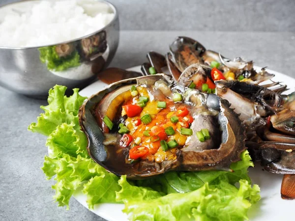 Marine yengeç ve pirinç ile geleneksel Kore yemeği görmek  