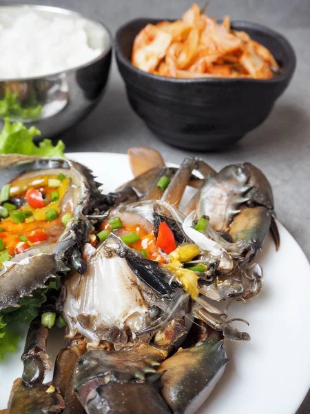 soya sosu ve Marine yengeç ile geleneksel Kore yemeği beyaz tabakta görmek