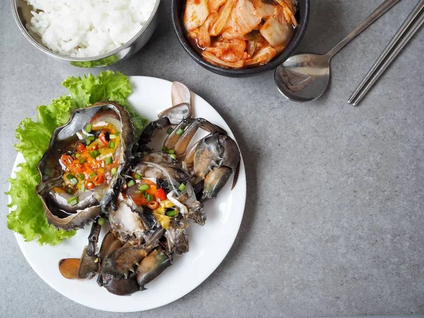 soya sosu ve Marine yengeç ile lezzetli Kore yemek en iyi görünümü gri yüzeyi