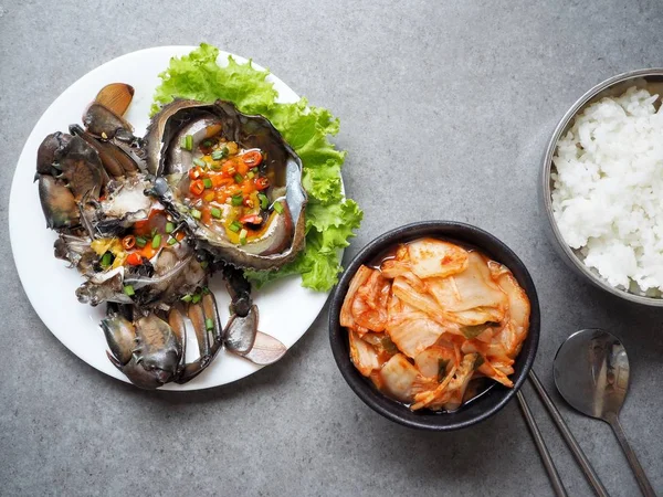 soya sosu ve Marine yengeç ile lezzetli Kore yemeğin üstten görünüm  