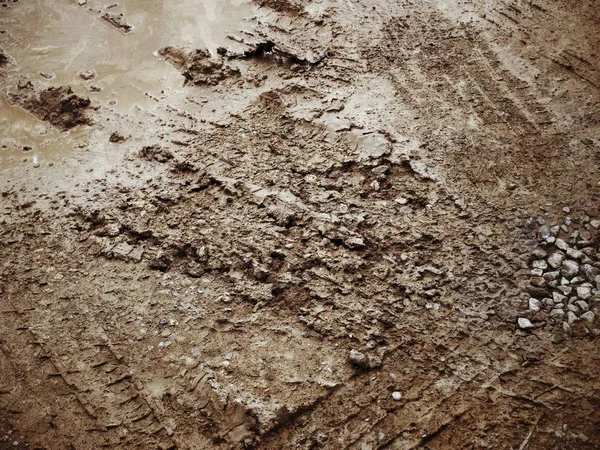 Kirli yol yüzeyinde tekerlek izi görünümü Kapat