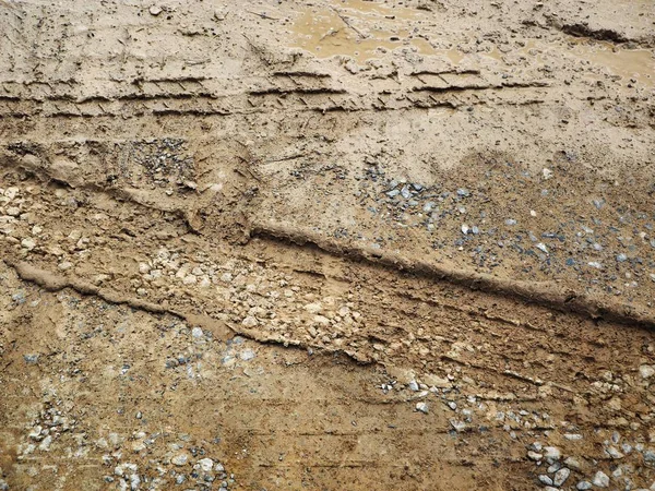 Kirli yol yüzeyinde tekerlek izi görünümü Kapat