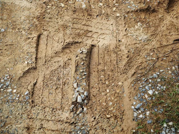 Kirli yol yüzeyinde tekerlek izi görünümü Kapat