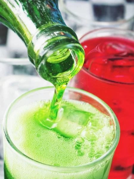 Zbliżenie Zielony Iced Soda Napój Odlewania Kieliszka — Zdjęcie stockowe