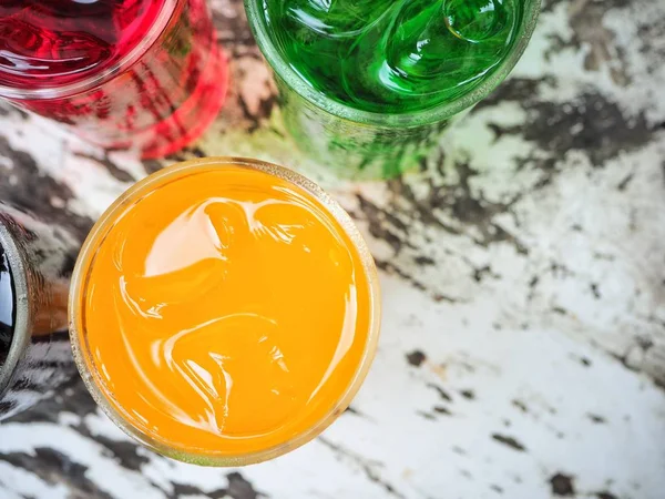 Vista Dall Alto Bicchieri Bevande Colorate Tavolo Legno Rustico — Foto Stock