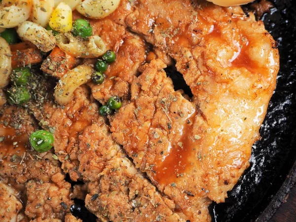 sebze ve otlar ile lezzetli ızgara biftek üstten görünüm