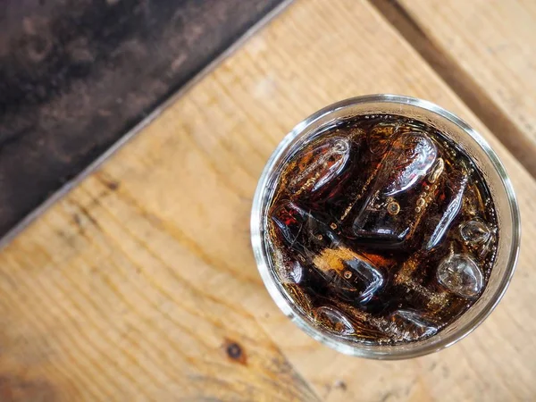 sodalı buz bardak üstten görünüm ahşap tablo