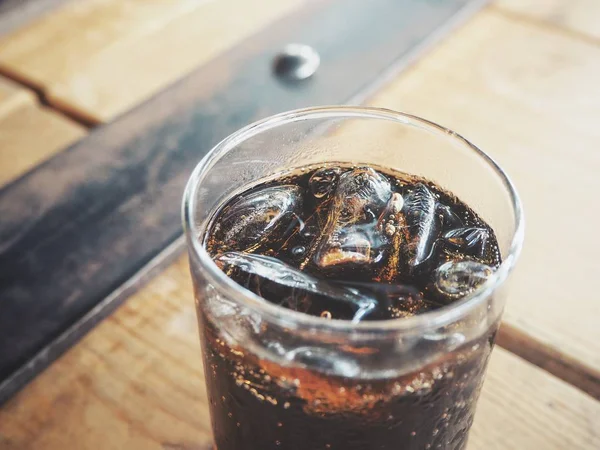 soda içecek buzlu cam ahşap masa üzerinde görmek