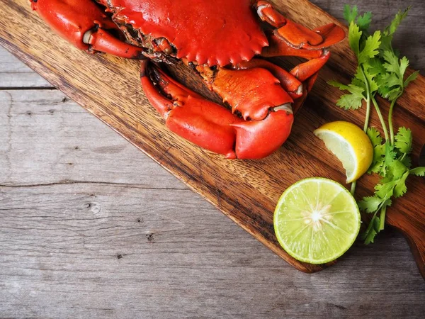 lezzetli taze yengeç kireç ile üstten görünüm üzerinde kesme tahtası ahşap tablo   