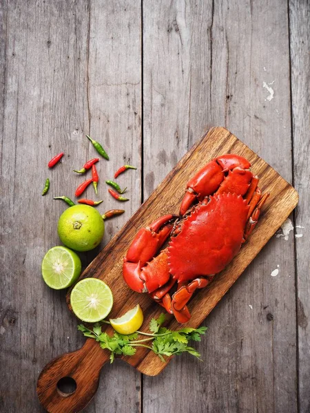 Taze yengeç limes ile üstten görünüm üzerinde kesme tahtası ahşap tablo  