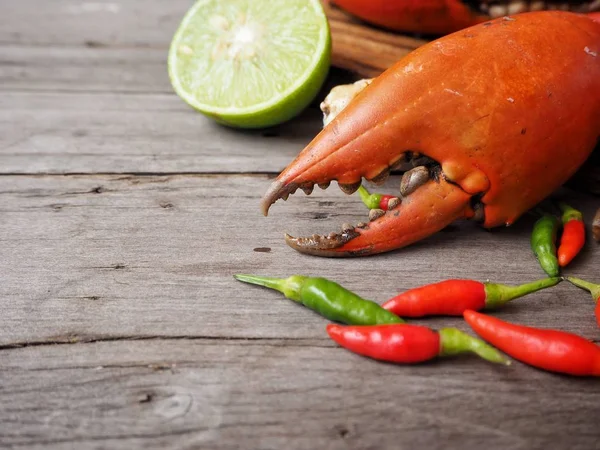 Kireç veya limon ahşap arka plan üzerinde ile servis haşlanmış yengeç pençeleri