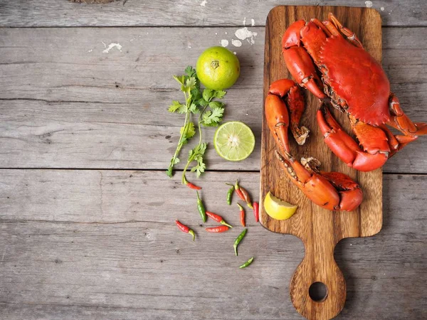 Kireç veya limon ahşap arka plan üzerinde ile servis haşlanmış yengeç pençeleri