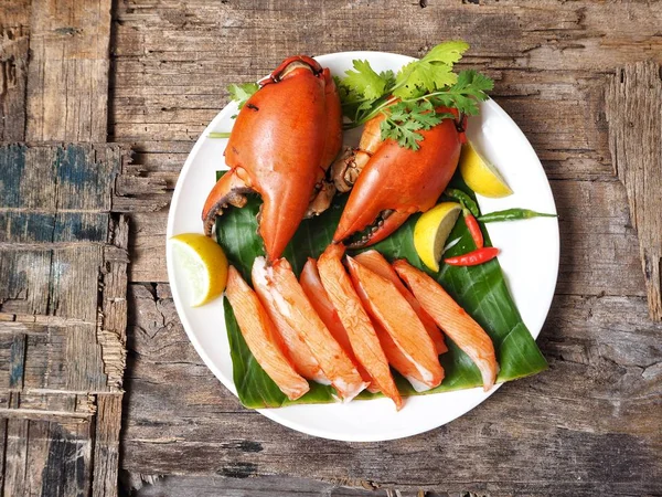 ahşap masa üzerinde tabakta yemek lezzetli yengeç sopa