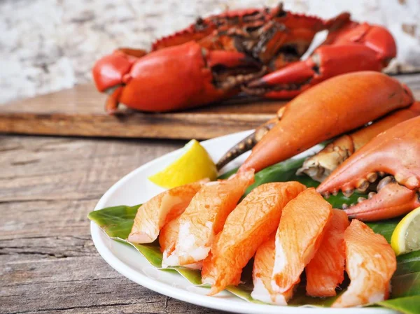 ahşap masa üzerinde tabakta yemek lezzetli yengeç sopa