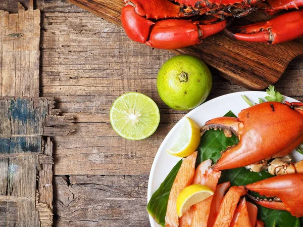 ahşap masa üzerinde tabakta yemek lezzetli yengeç sopa