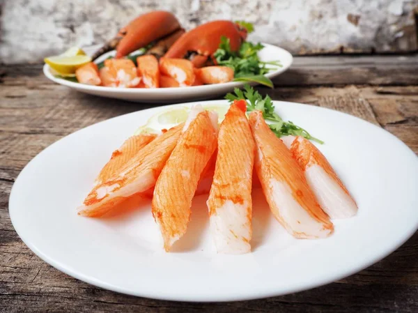 ahşap masa üzerinde tabakta yemek lezzetli yengeç sopa