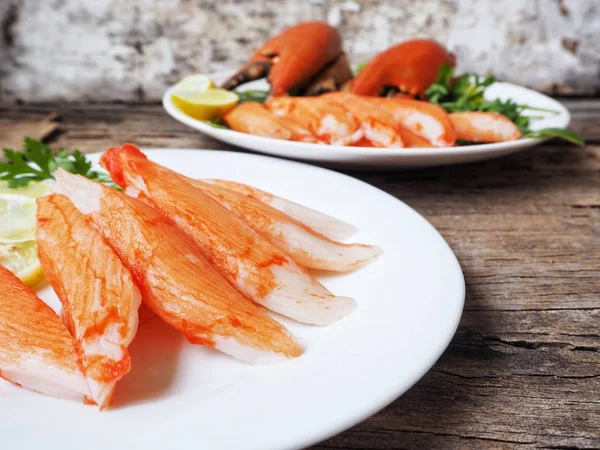 ahşap masa üzerinde tabakta yemek lezzetli yengeç sopa