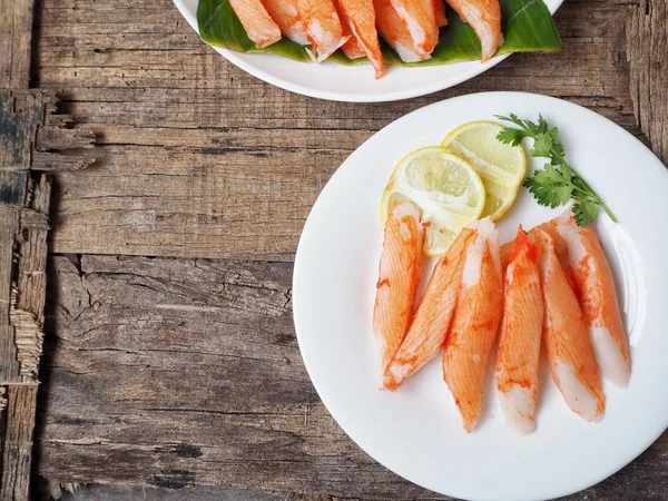 ahşap masa üzerinde tabakta yemek lezzetli yengeç sopa