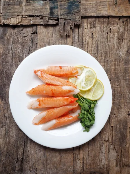 ahşap masa üzerinde tabakta yemek lezzetli yengeç sopa