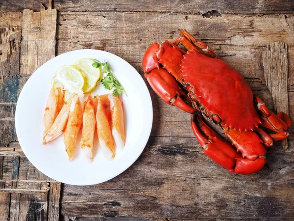 ahşap masa üzerinde tabakta yemek lezzetli yengeç sopa