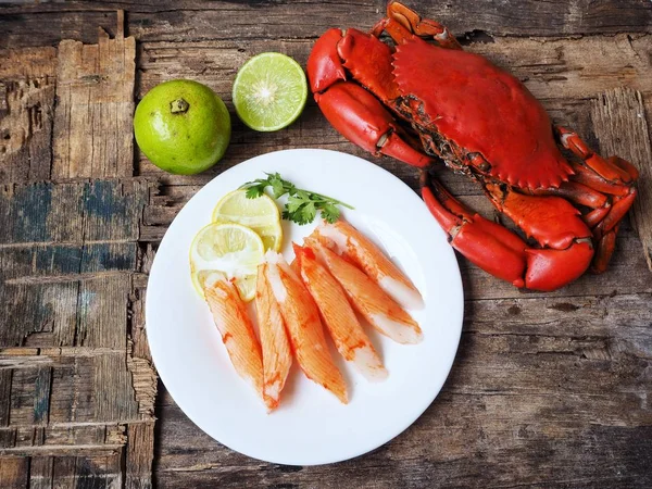 Délicieux Crabe Bâtons Plat Sur Plaque Sur Plateau Bois — Photo