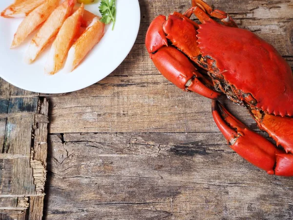 ahşap masa üzerinde tabakta yemek lezzetli yengeç sopa