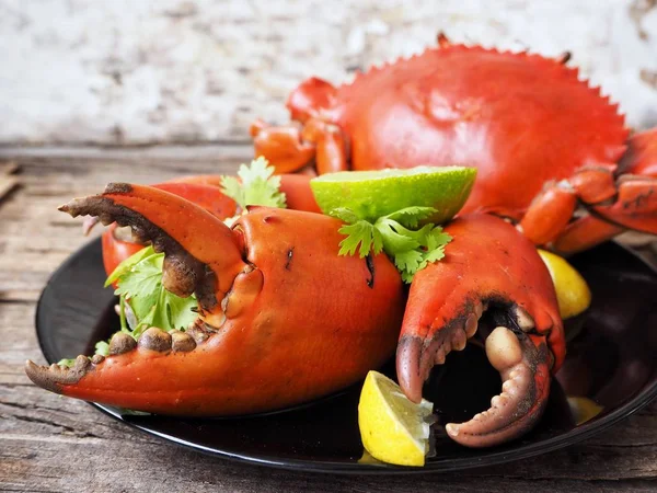 Boiled Crab Claws Served Lime Lemon Wooden Background — Stock Photo, Image