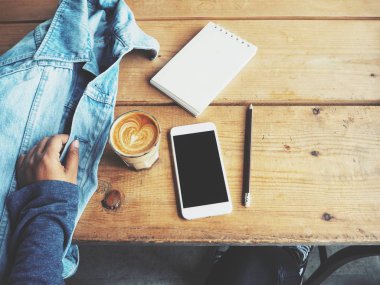 Boş not defteri ve kahve fincanı Ofis Masası üzerinde kadın ile