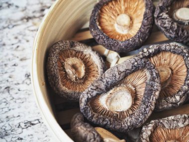 Ahşap arka planda Shiitake mantarları