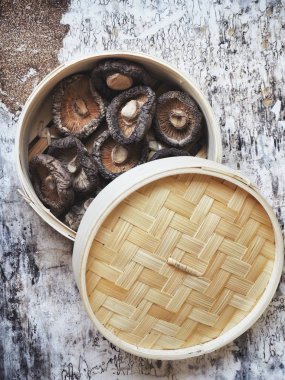 Ahşap arka planda Shiitake mantarları