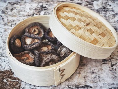 Ahşap arka planda Shiitake mantarları