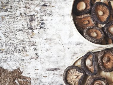 Ahşap arka planda Shiitake mantarları