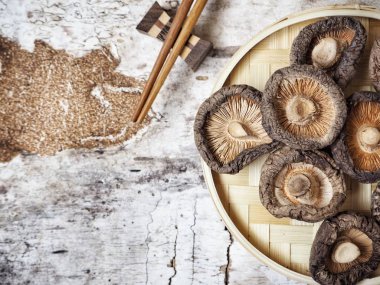 Ahşap arka planda Shiitake mantarları